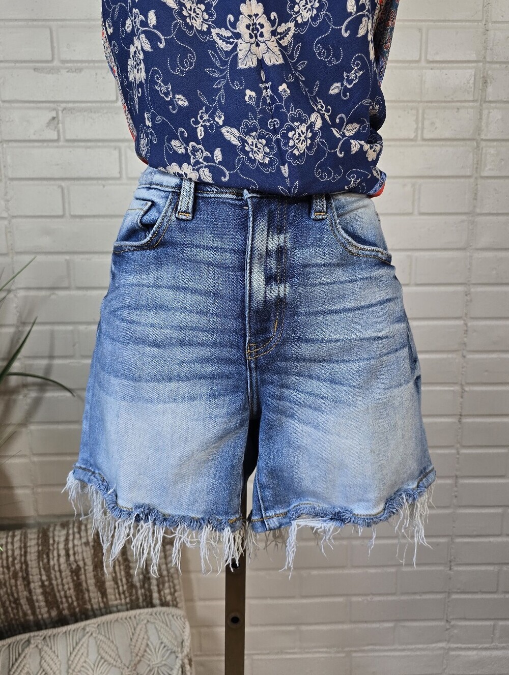 KanCan Frayed Hem Light Wash Denim Cut Off Shorts Blue Size 25